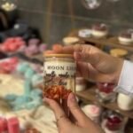 شمعة فانيليا فواحة برائحة دافئة وتصميم أنيق