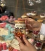 شمعة فانيليا فواحة برائحة دافئة وتصميم أنيق