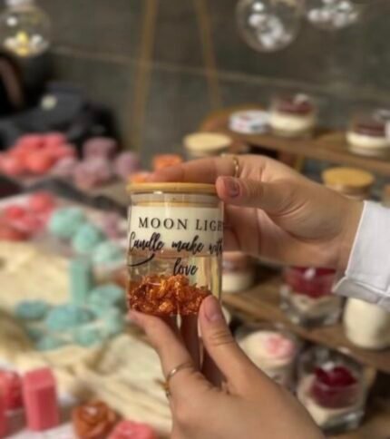 شمعة فانيليا فواحة برائحة دافئة وتصميم أنيق